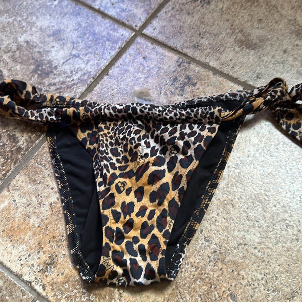 Victorias Secret leopard print bikini with mini skulls and “very sexy” in print - Picture 4 of 7